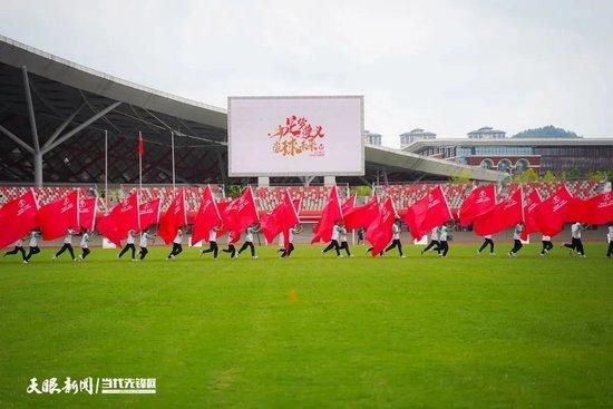 第20分钟，巴黎反击，巴尔科拉得球晃过防守球员后一脚兜射，这球击中远门柱弹出。